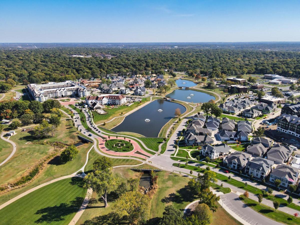 The Inn At Meadowbrook Overland Park Exterior photo